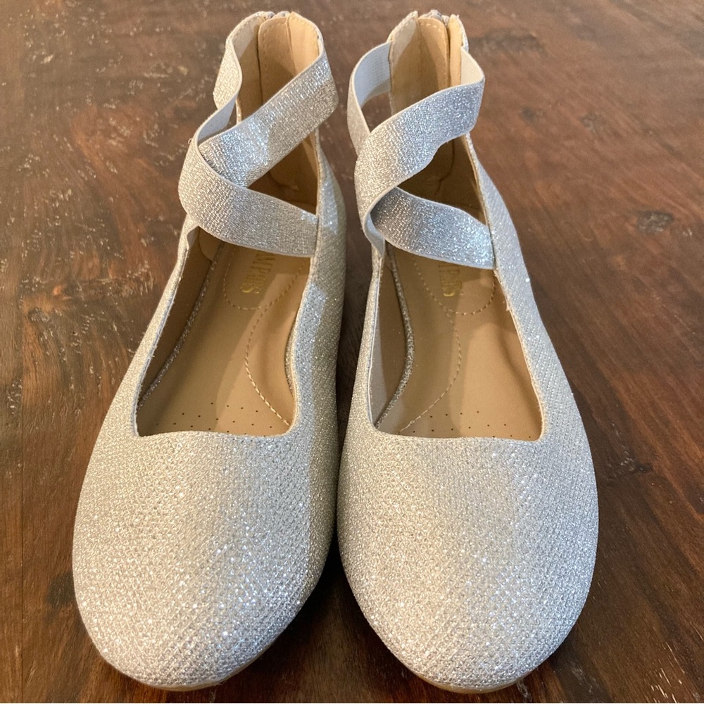 NWT Dream Pairs Silver Glitter Flats Size 8